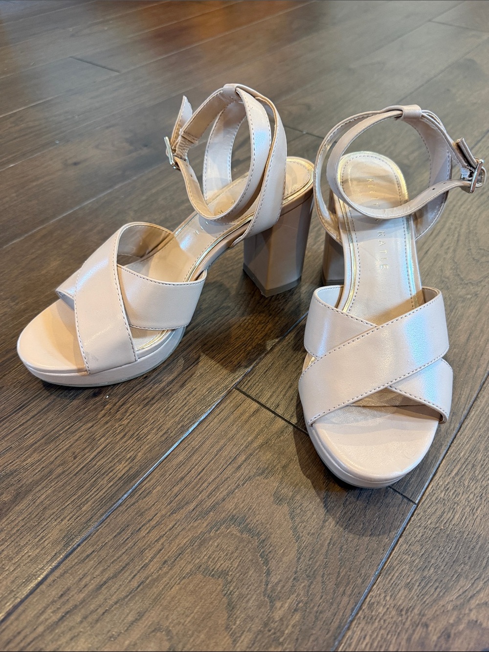 Kelly & Katie Liliena Sandal Size 6 in Tan - C33-070